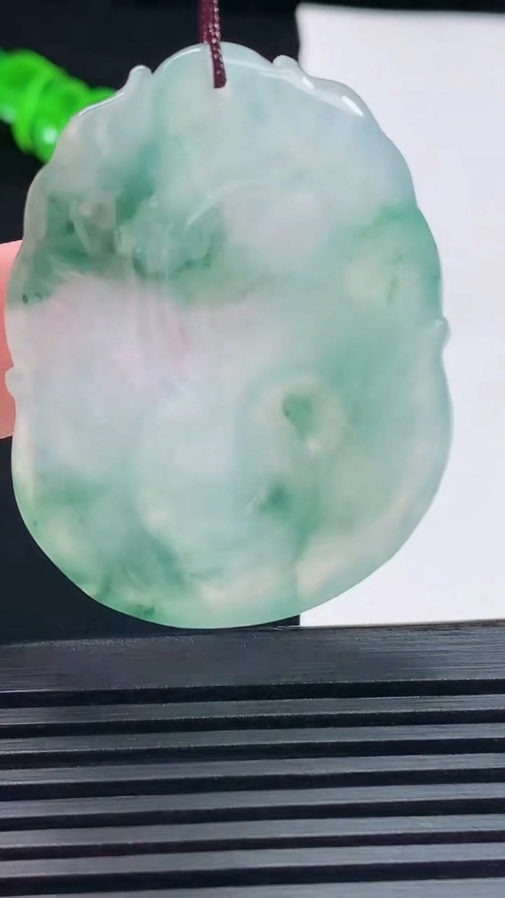 天然A货翡翠冰种飘花生肖蛇牌吊坠，尺寸46-35-5.2 重量:18.67g
6月19日
