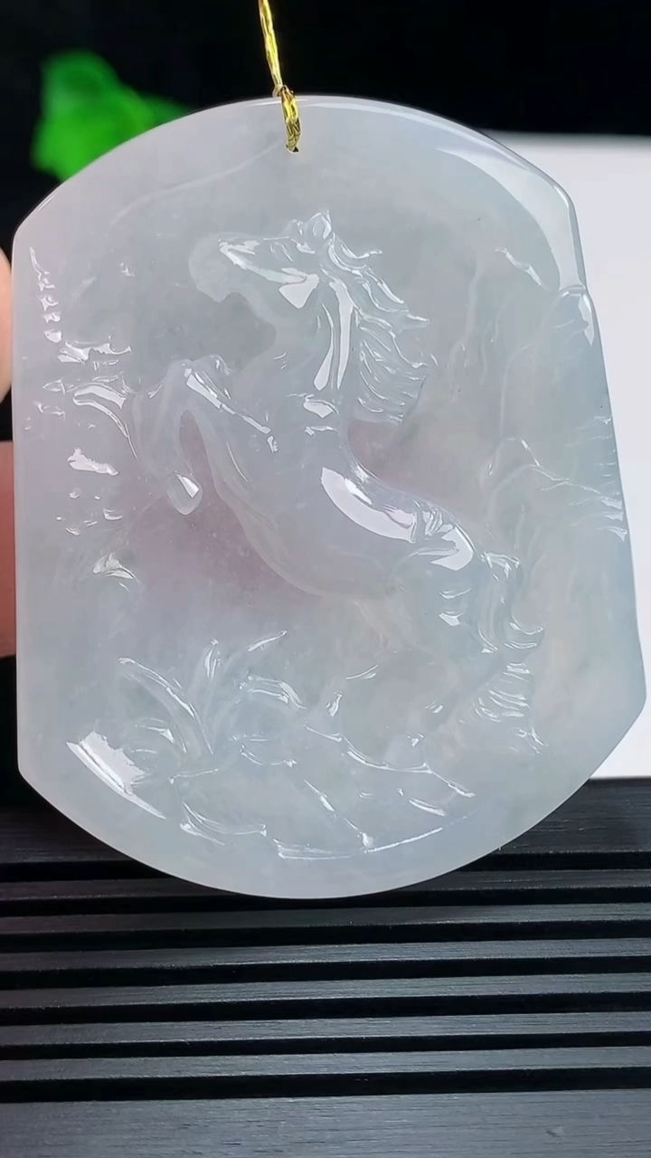 天然A货翡翠飘花生肖马牌吊坠，尺寸54-43.5-5 重量:25.85g
6月19日