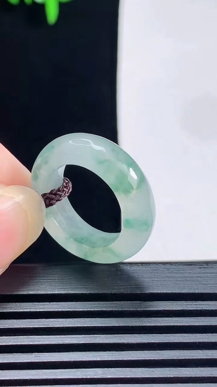 天然A货翡翠飘花玉指环 戒指，尺寸14.5-5.6-3.5 重量:3.49g2026年6月19日
工厂直销收藏佳品,种好水足，色泽均匀，有种有色，上手高大气！