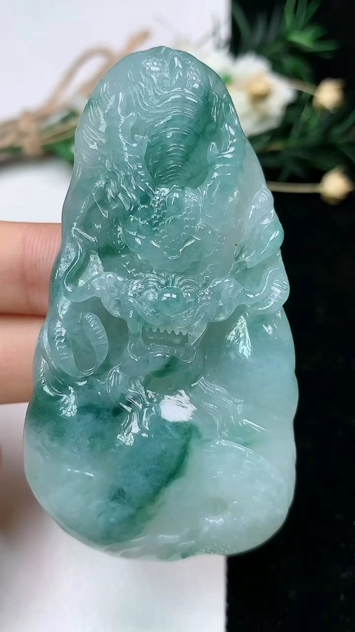 天然A货翡翠飘花龙牌吊坠，尺寸68.3-36.2-8.8，重量:41.03g
6月19日