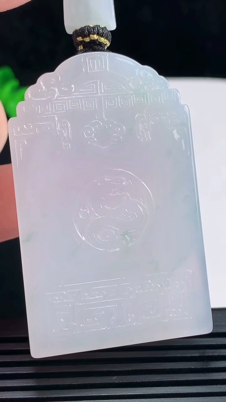天然A货翡翠种飘花仿古无事牌吊坠，尺寸58-36.5-6.2 重量:45.87g
6月19日