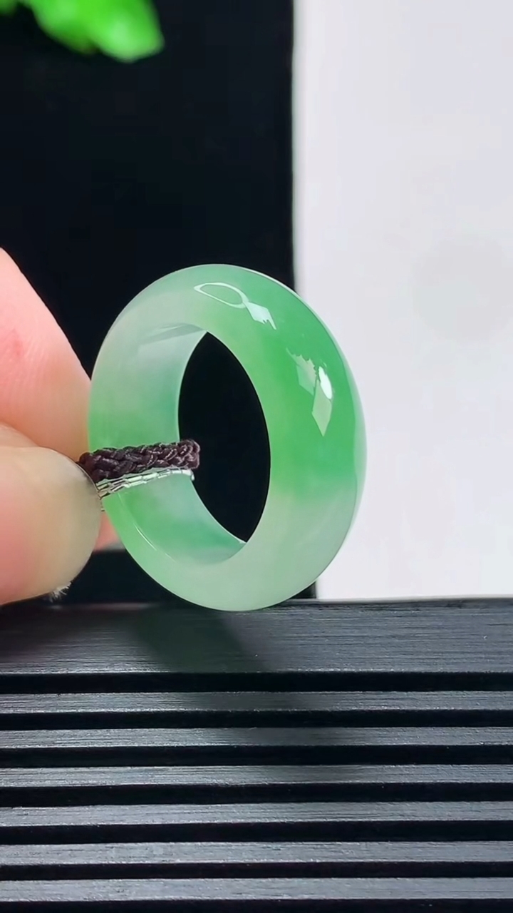 天然A货翡翠玉指环 戒指，尺寸16.3-7-3.6 重量:4.68g2026年6月19日
工厂直销收藏佳品,种好水足，色泽均匀，有种有色，上手高大气！