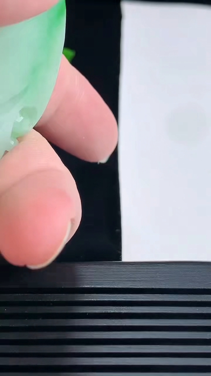 天然A货翡翠观音头吊坠，尺寸54-39.2-8 重量:29.12g
6月19日