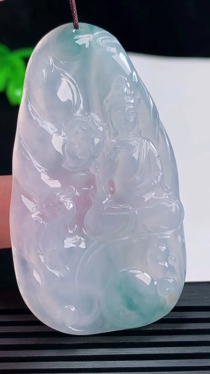 天然A货翡翠冰种飘花大势至菩萨吊坠，尺寸63-35.6-5.5 重量:24.33g
6月19日