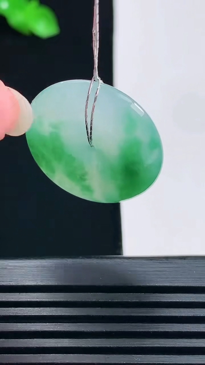 天然A货翡翠平安扣吊坠，尺寸23.6-5.6 重量:6.54g
6月19日