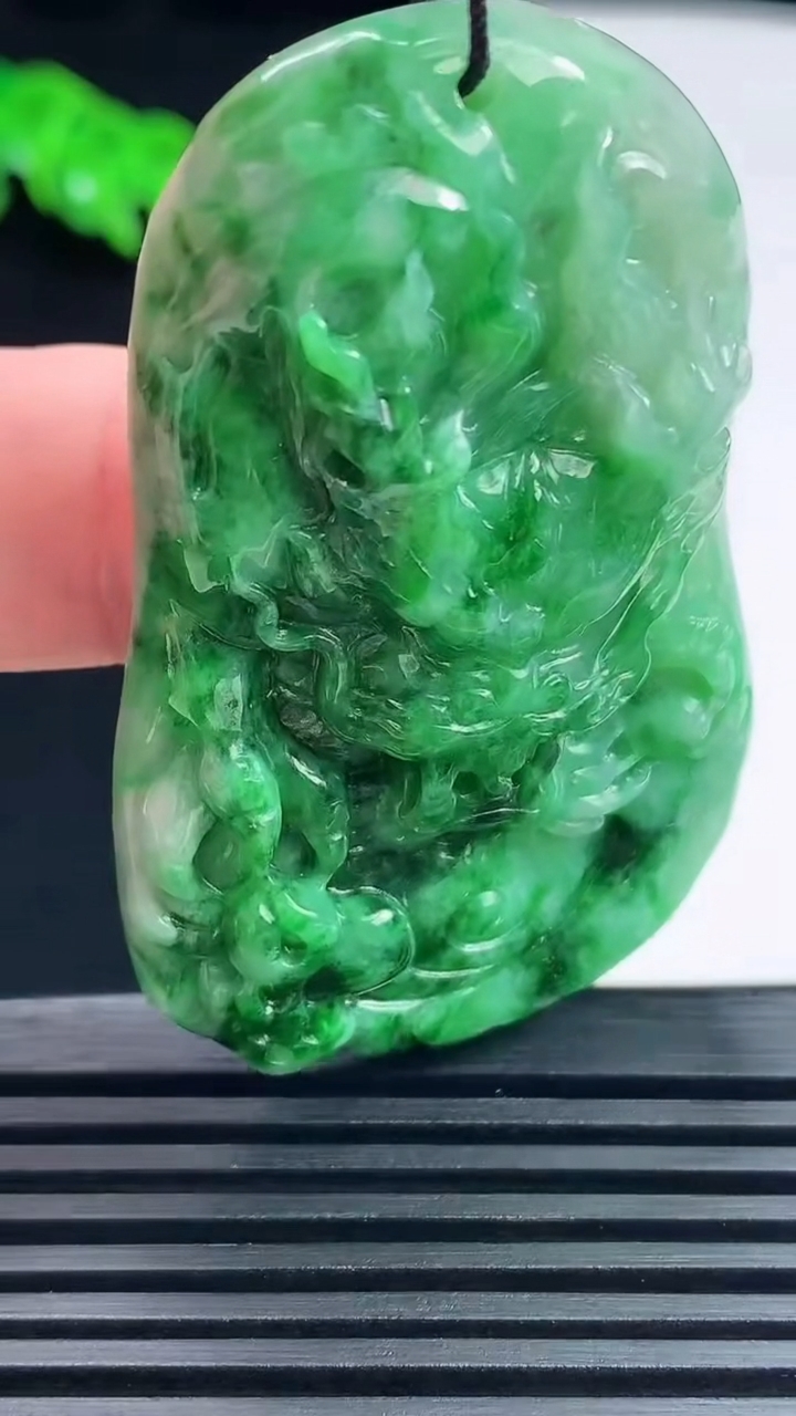 天然A货翡翠龙牌吊坠，尺寸55-34-9 重量:33.16g
6月19日