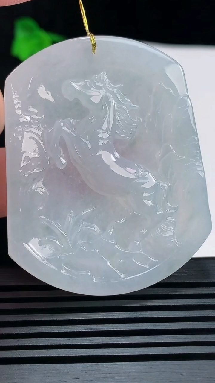 天然A货翡翠飘花生肖马牌吊坠，尺寸54-43.5-5 重量:25.85g
6月19日
