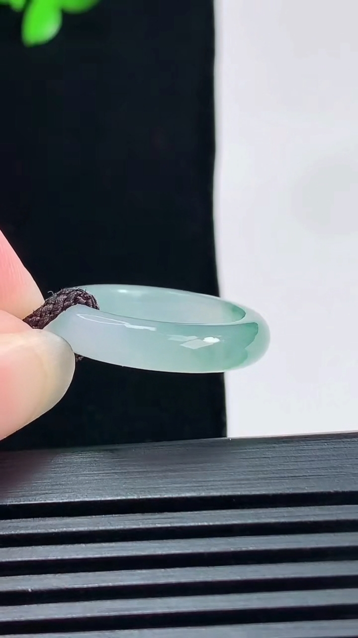 天然A货翡翠冰种飘花玉指环 戒指，尺寸16.5-4.2-3.2 重量:2.64g2026年6月19日
工厂直销收藏佳品,种好水足，色泽均匀，有种有色，上手高大气！
