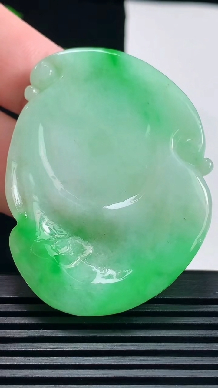 天然A货翡翠观音头吊坠，尺寸54-39.2-8 重量:29.12g
6月19日