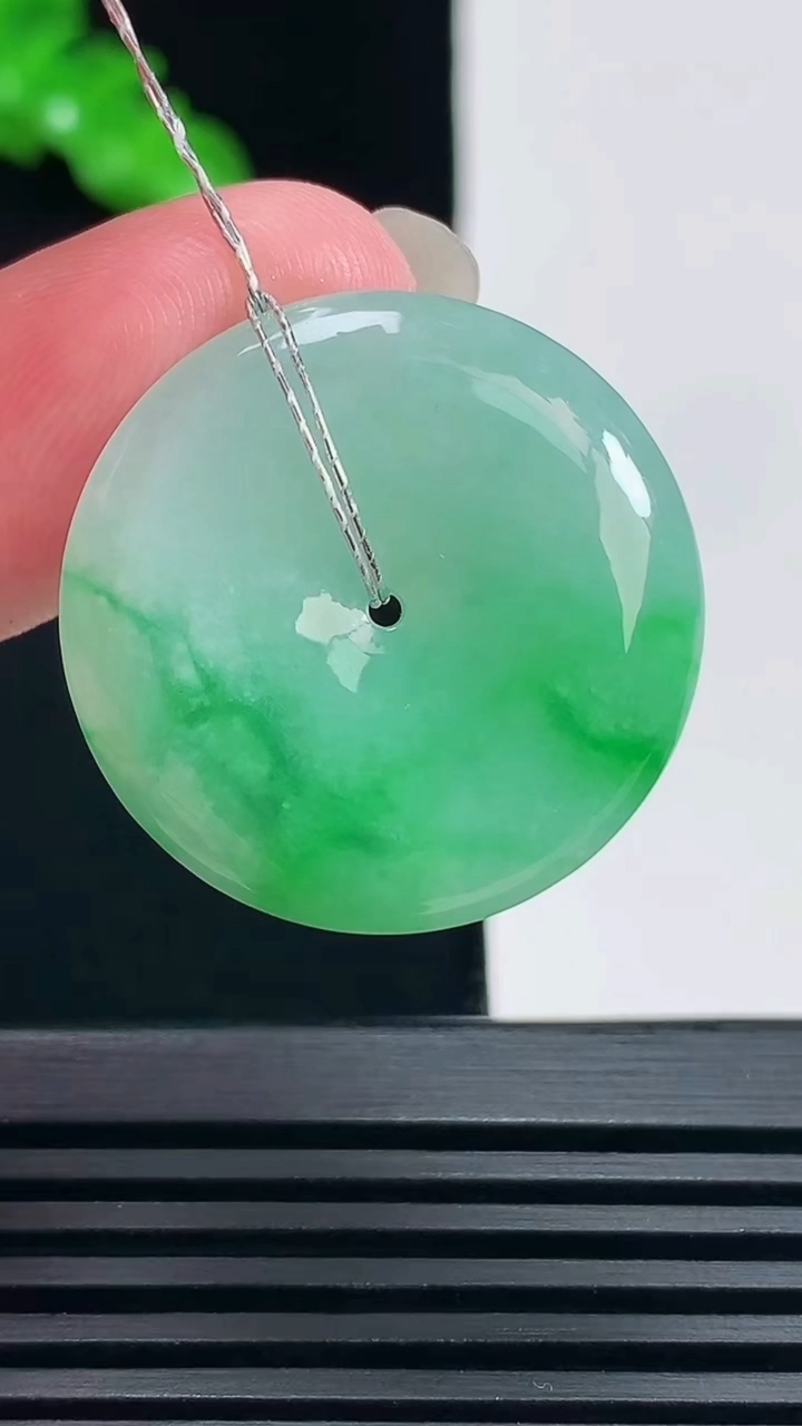天然A货翡翠平安扣吊坠，尺寸27-5.6 重量:8.54g
6月19日