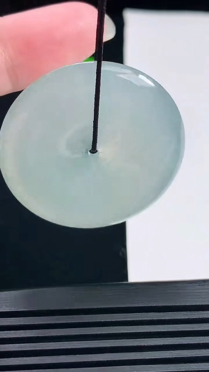 天然A货翡翠平安扣吊坠，尺寸37.2-5.6 重量:17.35g
6月19日