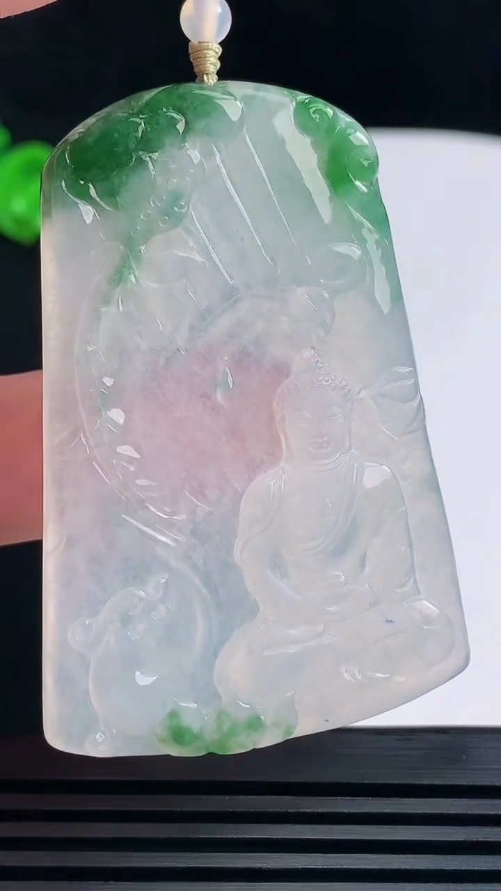 天然A货翡翠冰种飘花大日如来佛吊坠，尺寸58-40-4.2 重量:24.74g
6月19日