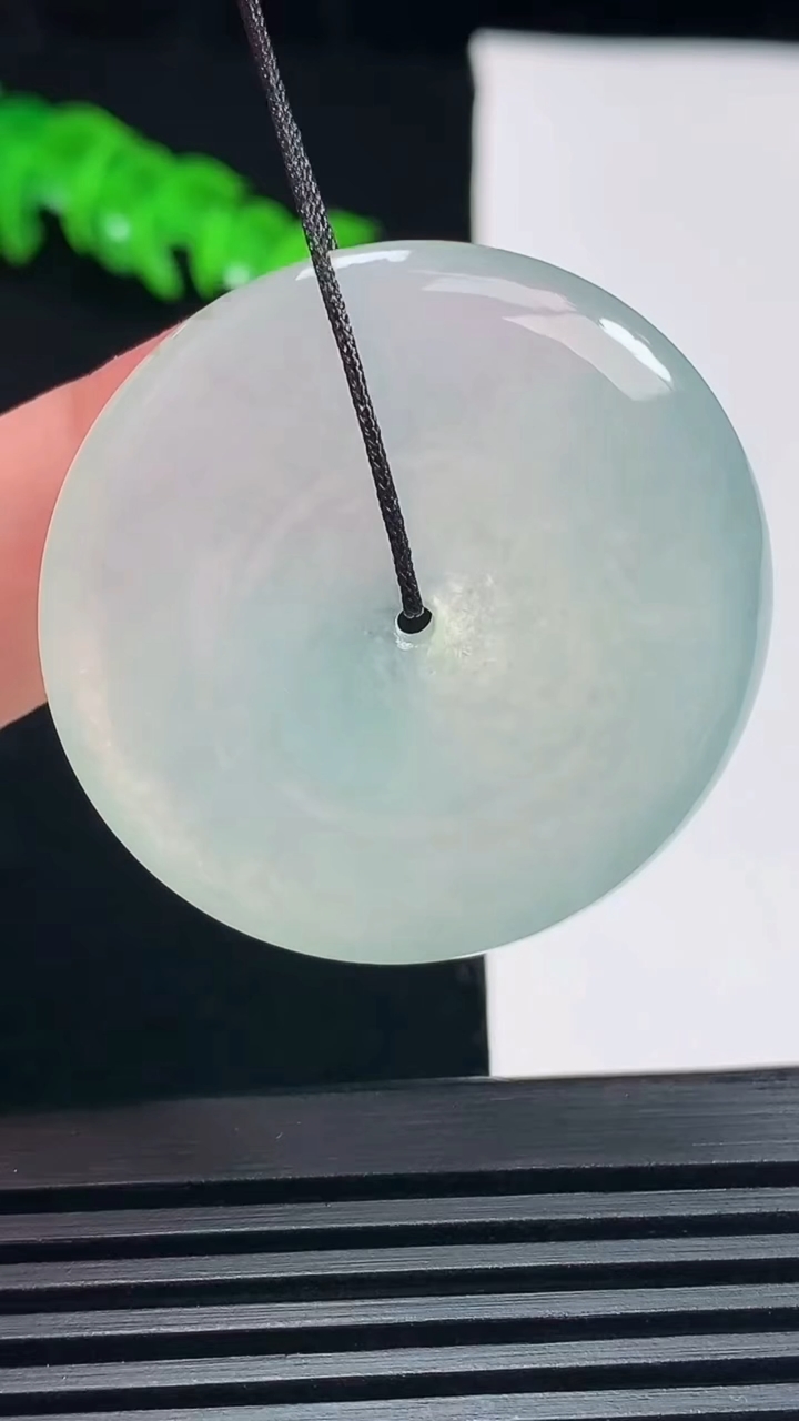 天然A货翡翠平安扣吊坠，尺寸37.2-5.6 重量:17.35g
6月19日