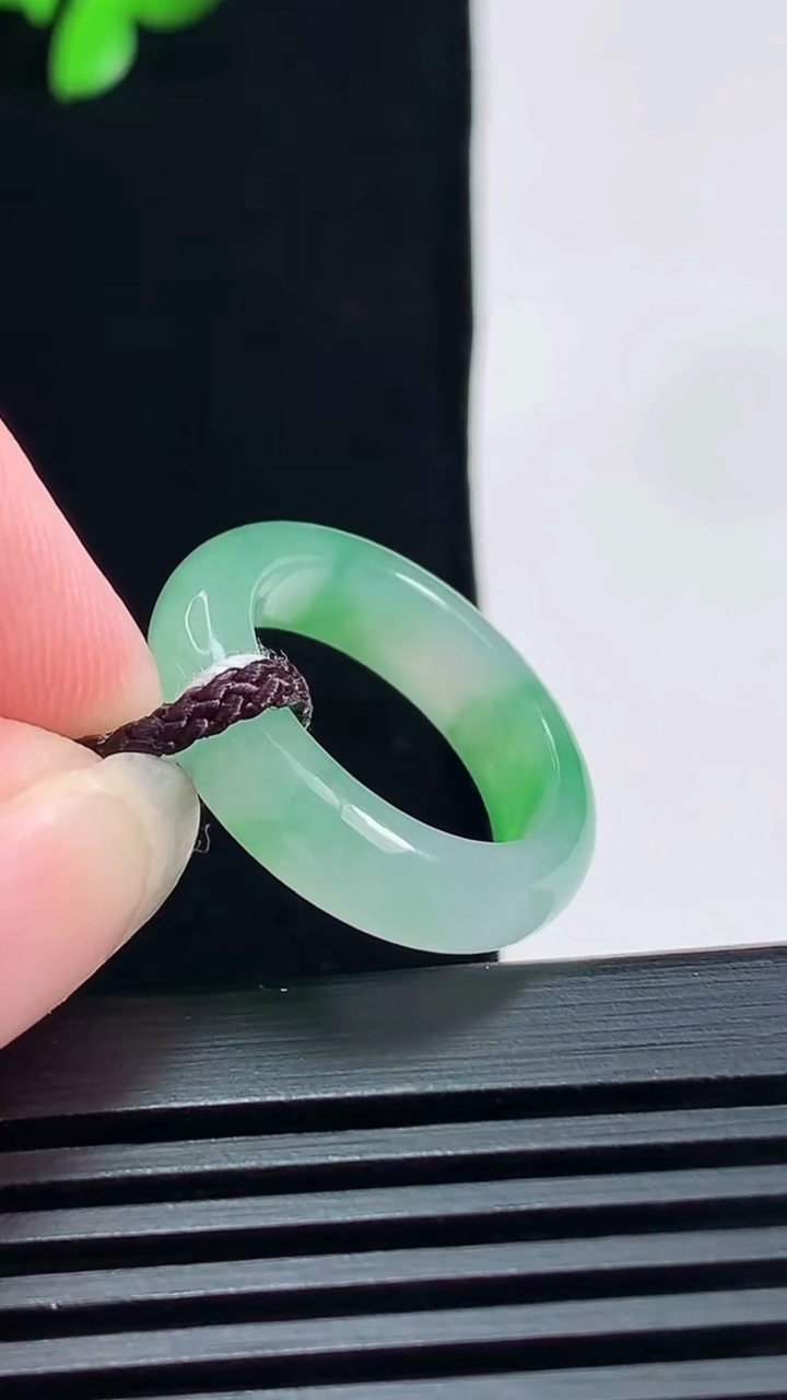 天然A货翡翠玉指环 戒指，尺寸16.6-5-3.2 重量:3.47g2026年6月19日
工厂直销收藏佳品,种好水足，色泽均匀，有种有色，上手高大气！