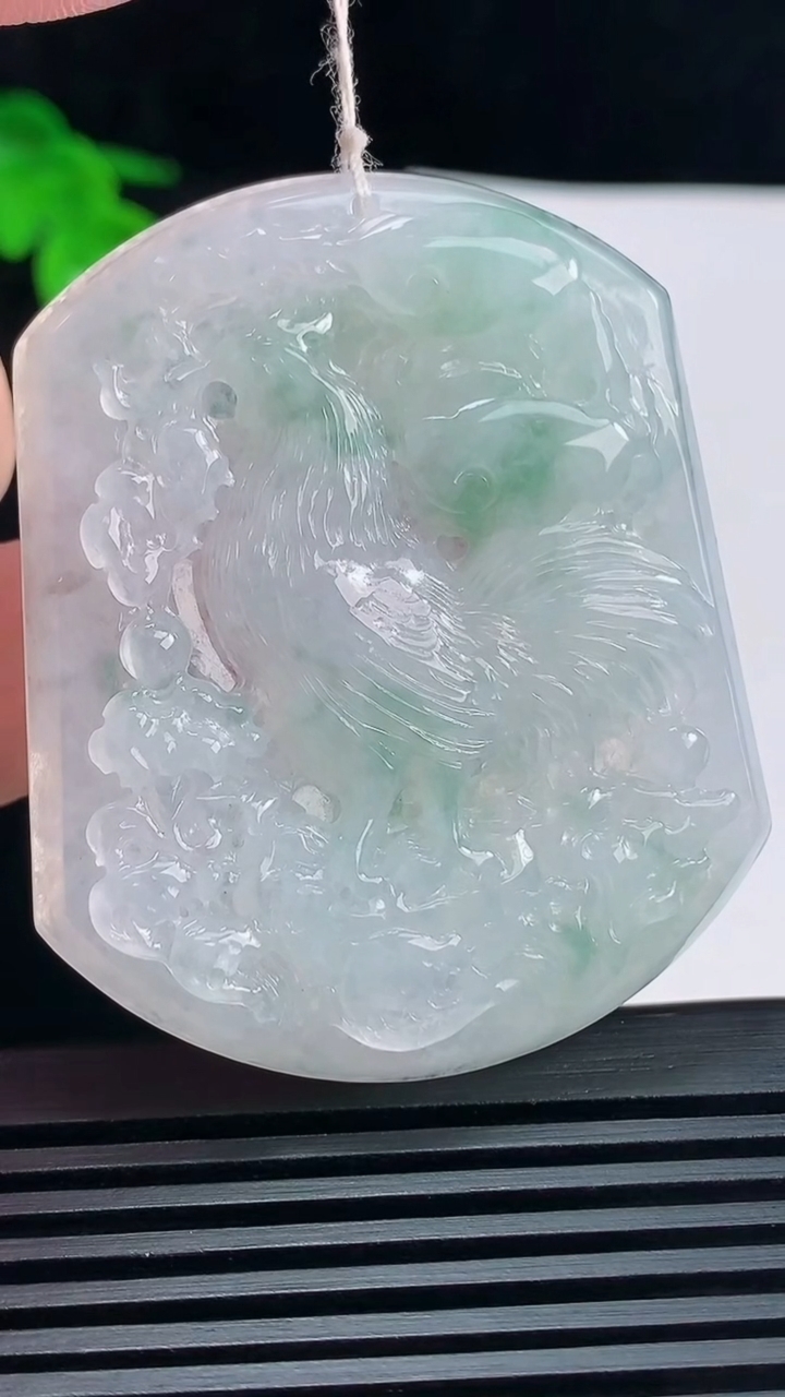 天然A货翡翠飘花生肖鸡吊坠，尺寸52-43-5.8 重量:28.99g
6月19日