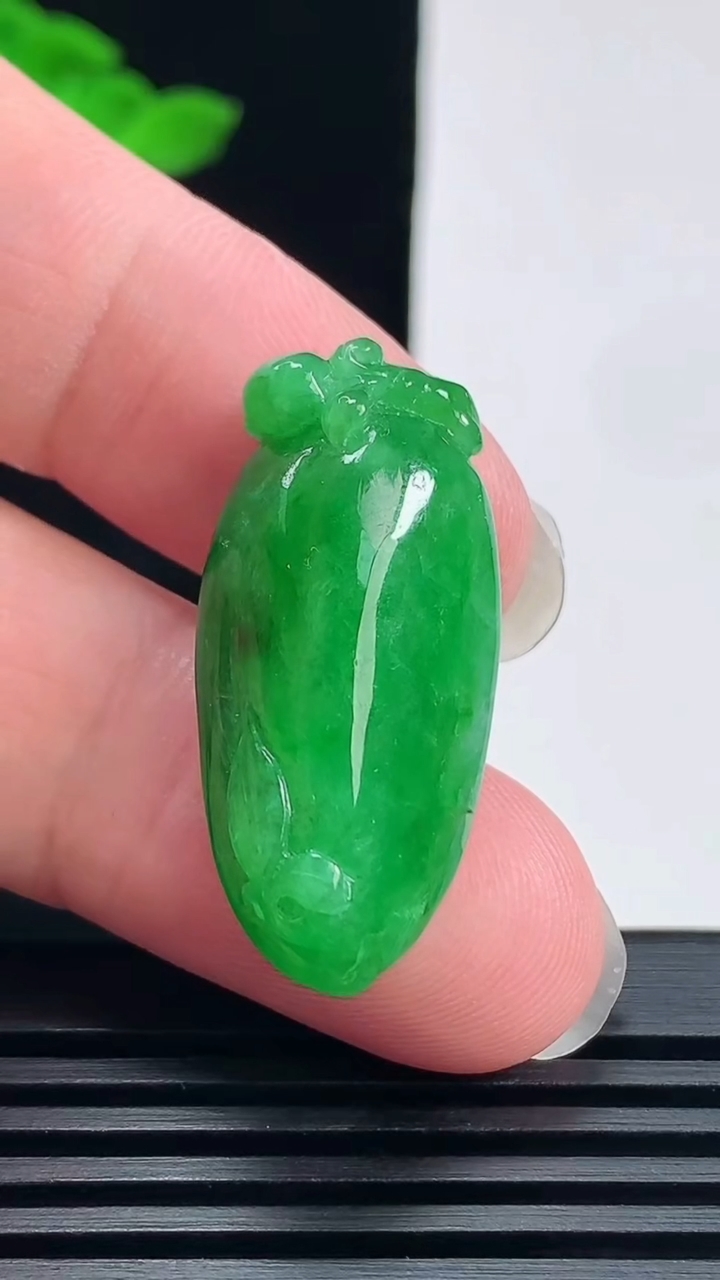 天然A货翡翠福瓜吊坠，尺寸32-15-9.8 重量:7.51g
6月19日