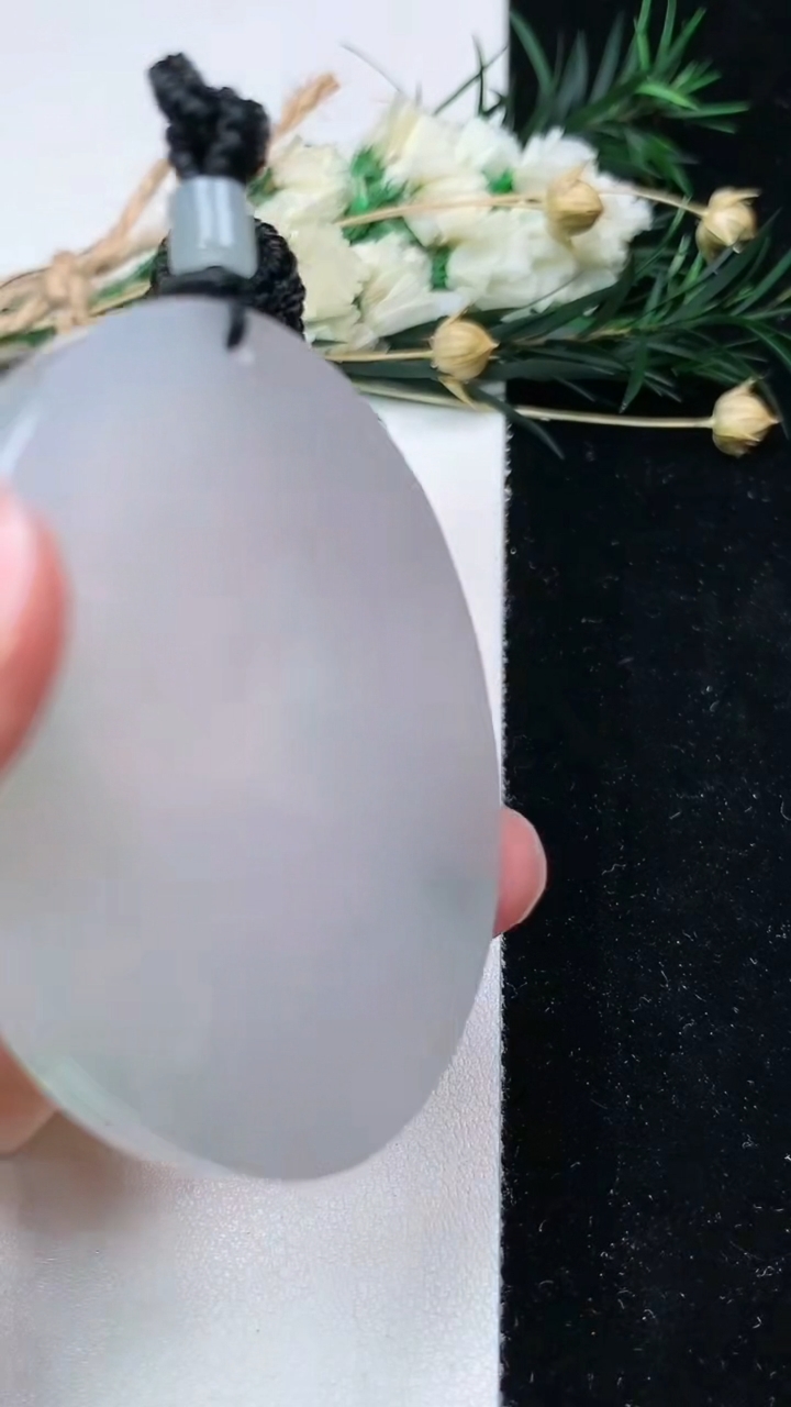 天然A货翡翠飘花观音头吊坠，尺寸50.9-44.2-5.6，重量:34.47g
6月19日