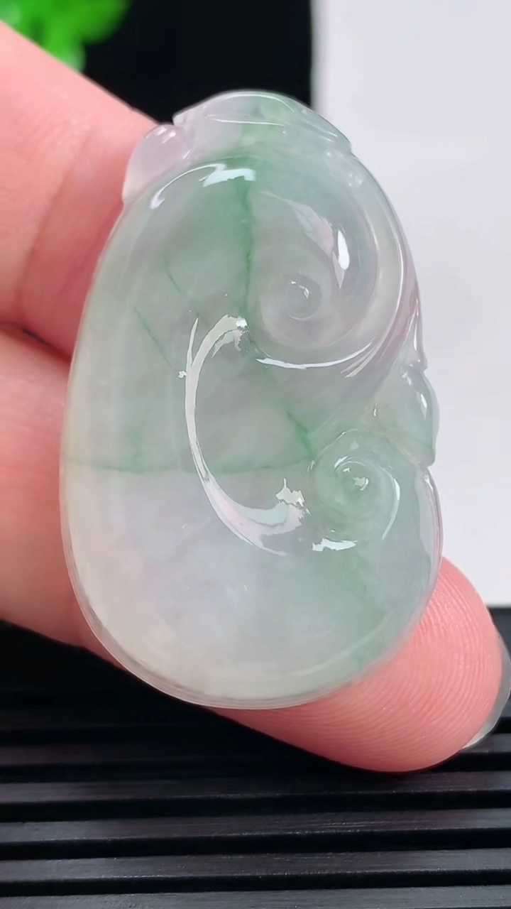 天然A货翡翠如意吊坠，尺寸39.5-24-6 重量:10.43g
6月19日