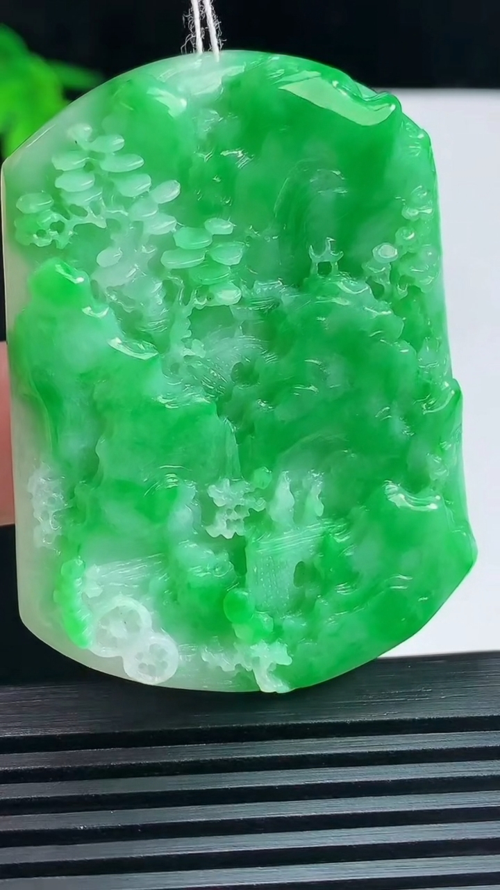 天然A货翡翠山水牌吊坠，尺寸52-39-5.8 重量:25.93g
6月19日