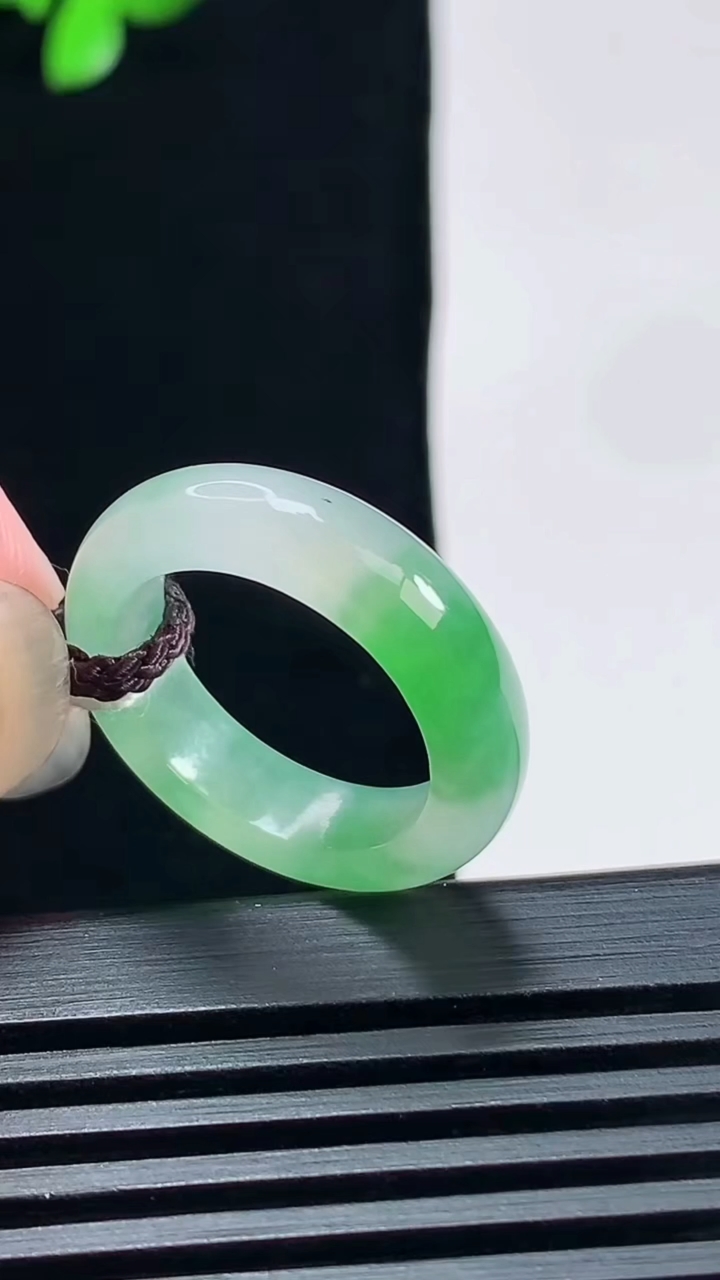 天然A货翡翠玉指环 戒指，尺寸16.6-5-3.2 重量:3.47g2026年6月19日
工厂直销收藏佳品,种好水足，色泽均匀，有种有色，上手高大气！