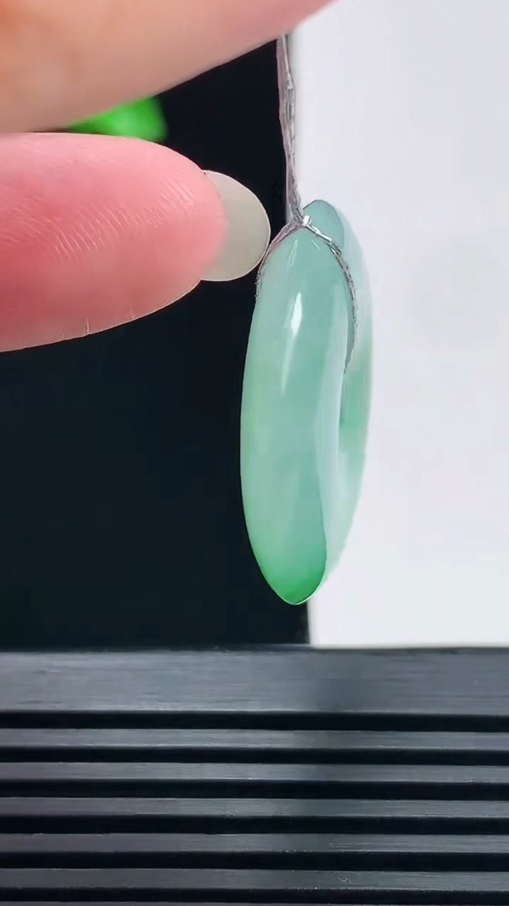 天然A货翡翠平安扣吊坠，尺寸27-5.6 重量:8.54g
6月19日