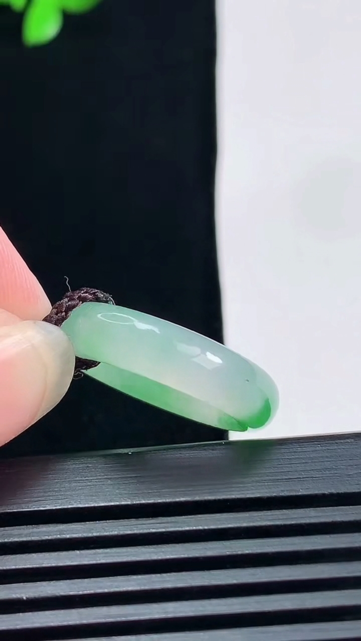 天然A货翡翠玉指环 戒指，尺寸16.6-5-3.2 重量:3.47g2026年6月19日
工厂直销收藏佳品,种好水足，色泽均匀，有种有色，上手高大气！