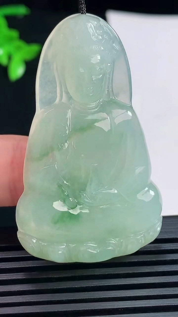 天然A货翡翠飘花素衣观音吊坠，尺寸51-31-5.8 重量:17.41g
6月19日