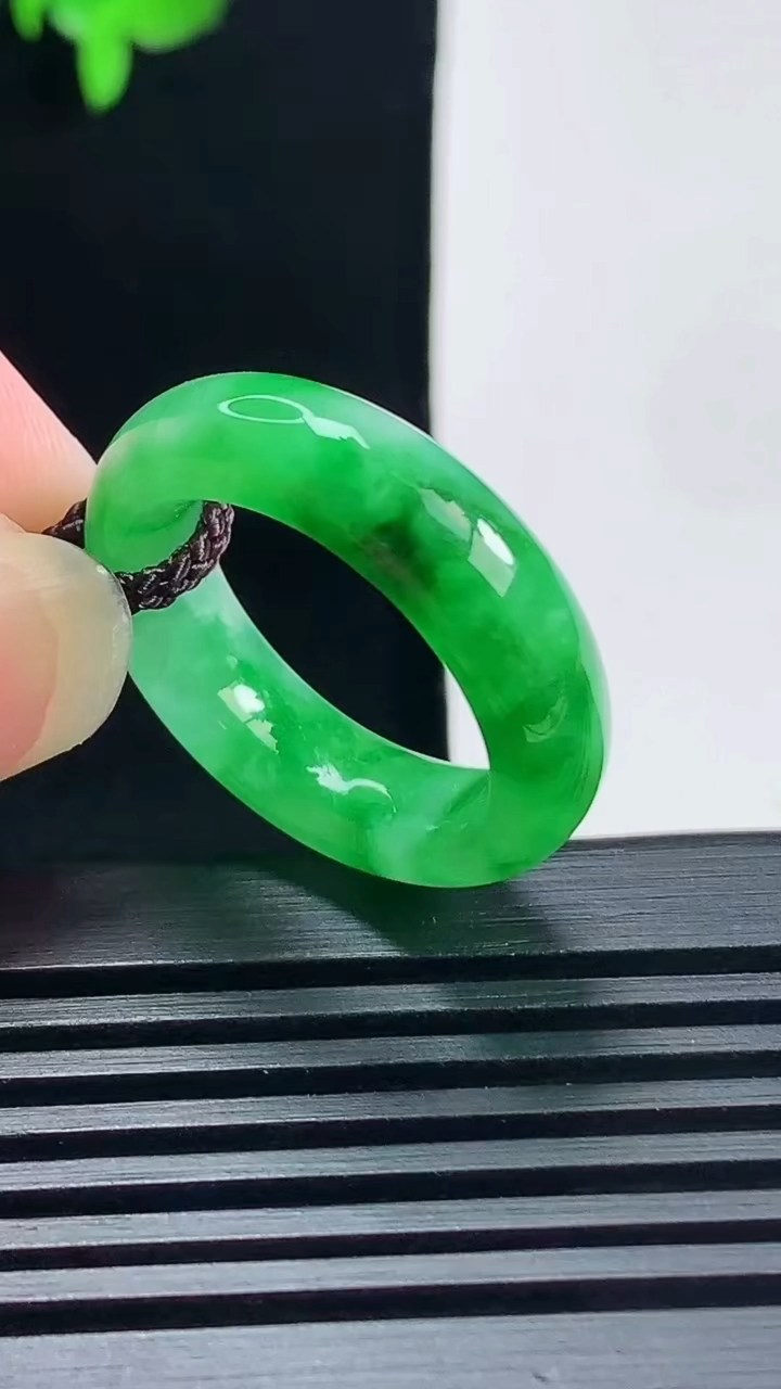 天然A货翡翠玉指环 戒指，尺寸18.6-6.8-4.2 重量:5.49g2026年6月19日
工厂直销收藏佳品,种好水足，色泽均匀，有种有色，上手高大气！