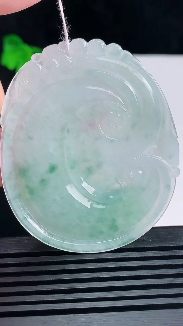天然A货翡翠飘花如意吊坠，尺寸55.8-47-5.6 重量:26.23g
6月19日