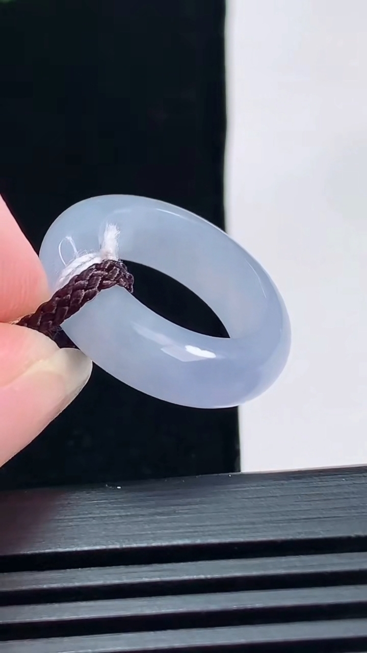 天然A货翡翠冰种紫罗兰玉指环 戒指，尺寸14.8-6-4 重量:4.12g2026年6月19日
工厂直销收藏佳品,种好水足，色泽均匀，有种有色，上手高大气！