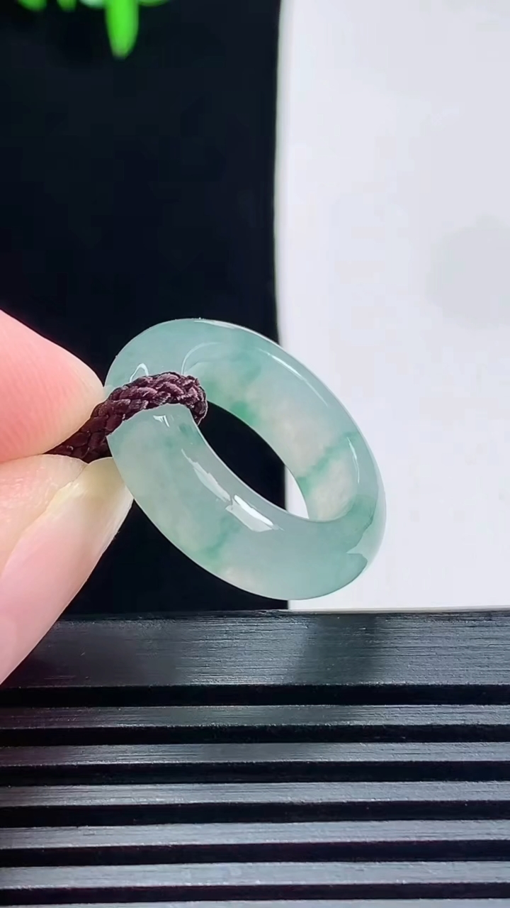 天然A货翡翠飘花玉指环 戒指，尺寸14.5-5.6-3.5 重量:3.49g2026年6月19日
工厂直销收藏佳品,种好水足，色泽均匀，有种有色，上手高大气！