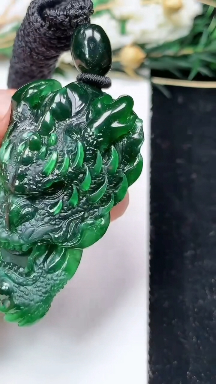 天然A货翡翠龙牌吊坠，尺寸47.7-30.2-15.3，重量:32.97g
6月19日