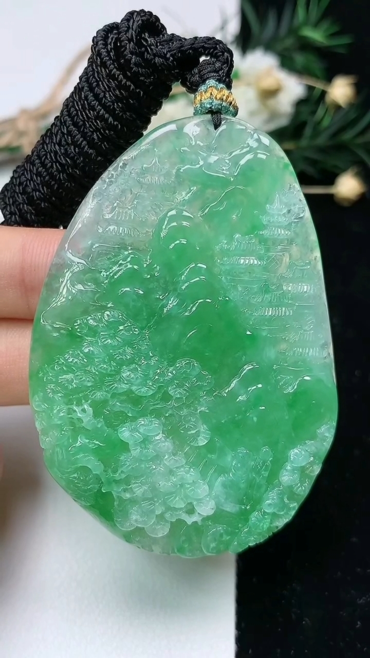 天然A货翡翠山水牌吊坠，尺寸60.8-43.3-7.3，重量:33.03g
6月19日