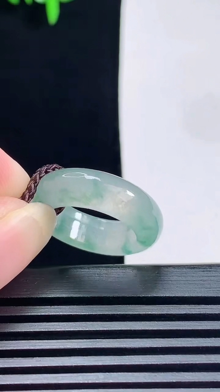 天然A货翡翠飘花玉指环 戒指，尺寸14.5-5.6-3.5 重量:3.49g2026年6月19日
工厂直销收藏佳品,种好水足，色泽均匀，有种有色，上手高大气！