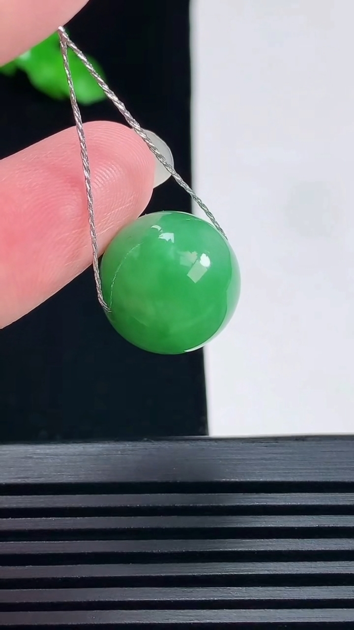 天然A货翡翠圆珠吊坠，尺寸15 重量:5.83g6月19日
工厂直销收藏佳品,种好水足，色泽均匀，有种有色，上手高大气！