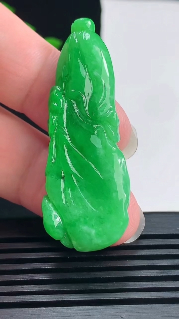 天然A货翡翠白菜吊坠，尺寸50-19-7.2 重量:13.03g
6月19日