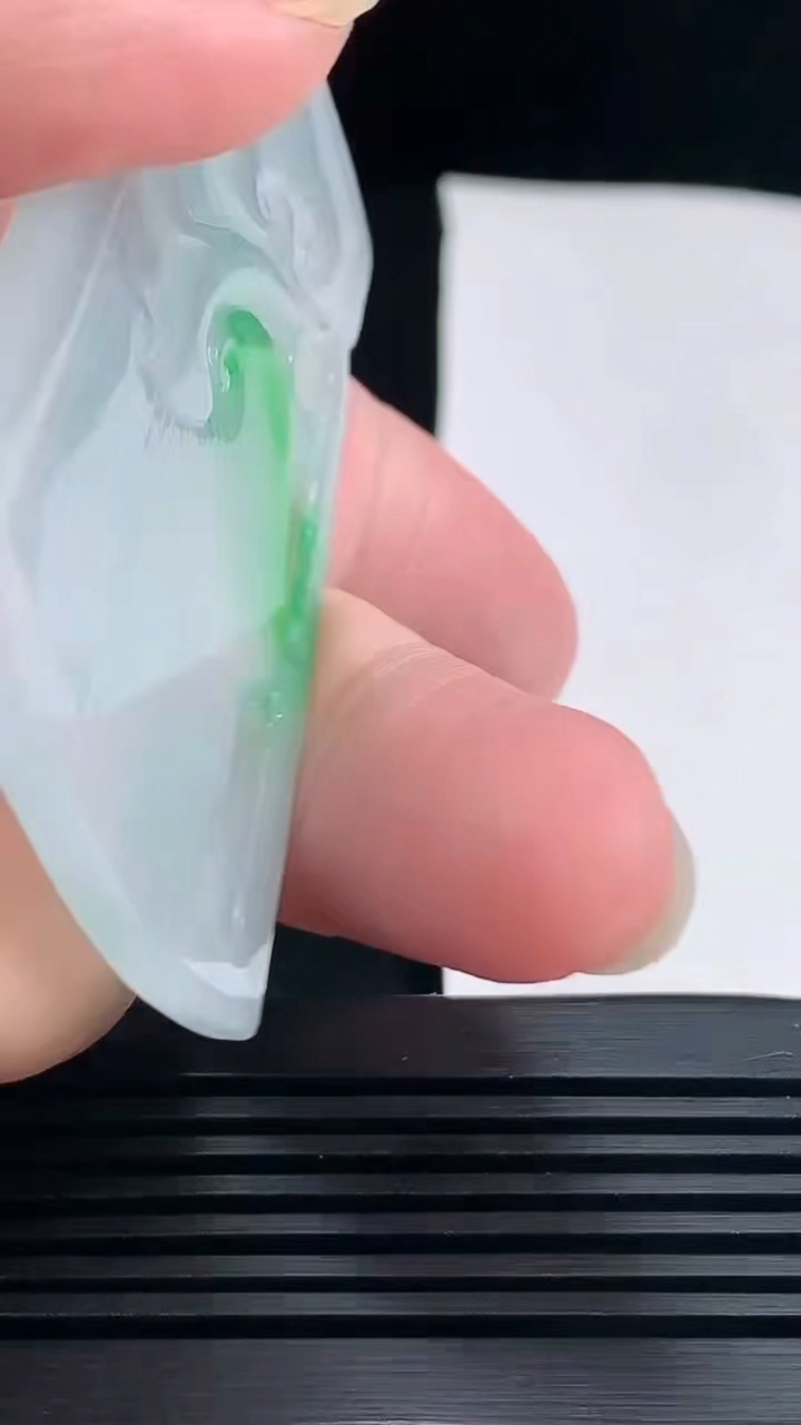 天然A货翡翠龙牌吊坠，尺寸66-42.6-5.6 重量:34.90g
6月19日