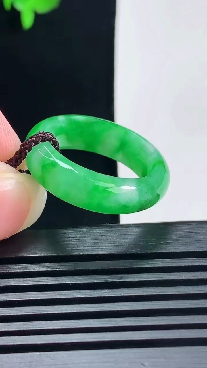 天然A货翡翠玉指环 戒指，尺寸18.6-6.8-4.2 重量:5.49g2026年6月19日
工厂直销收藏佳品,种好水足，色泽均匀，有种有色，上手高大气！