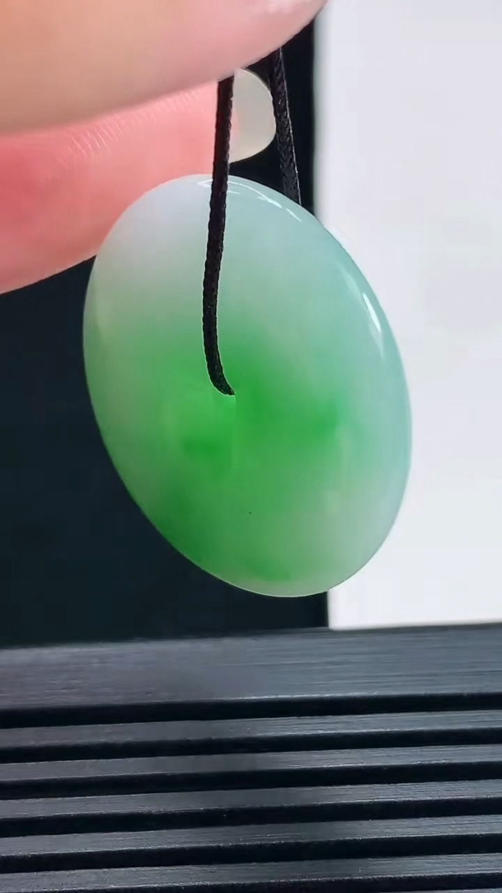 天然A货翡翠平安扣吊坠，尺寸27-6 重量:9.48g
6月19日