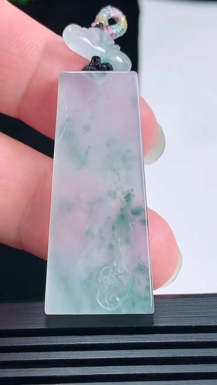 天然A货翡翠冰种飘花仿古无事牌吊坠，尺寸41-18-4 重量:9.18g
6月19日