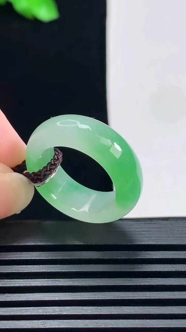 天然A货翡翠玉指环 戒指，尺寸16.3-7-3.6 重量:4.68g2026年6月19日
工厂直销收藏佳品,种好水足，色泽均匀，有种有色，上手高大气！