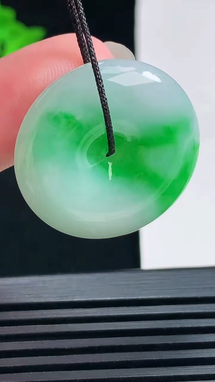 天然A货翡翠平安扣吊坠，尺寸27-6 重量:9.48g
6月19日