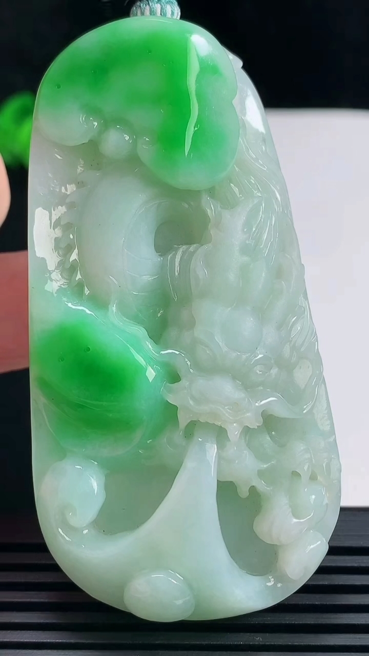 天然A货翡翠龙牌吊坠，尺寸71-36.8-14.5 重量:64.18g
6月19日