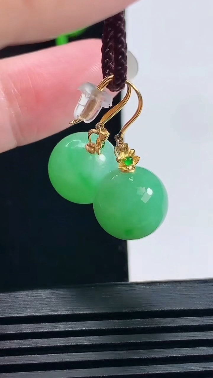 天然A货翡翠圆珠耳坠，尺寸12 重量:6.53g6月19日
工厂直销收藏佳品,种好水足，色泽均匀，有种有色，上手高大气！