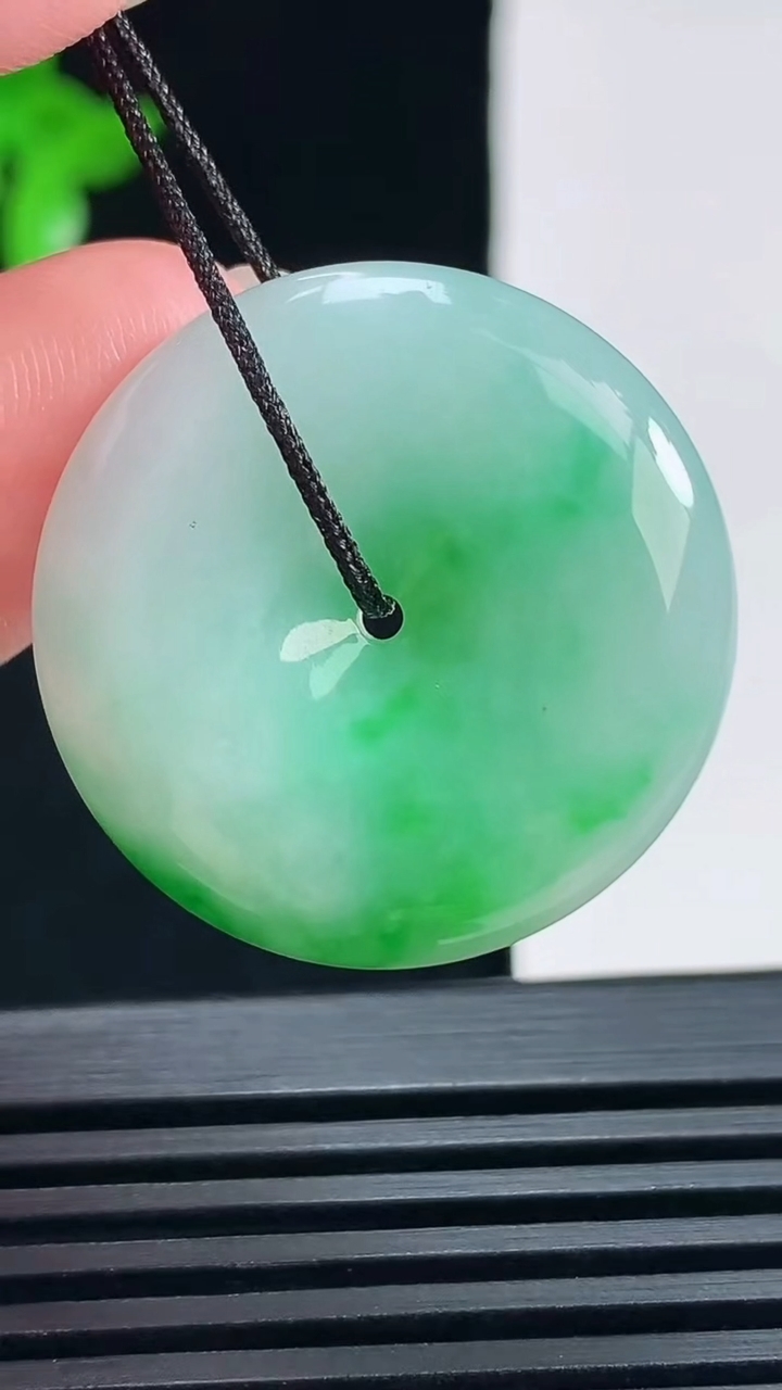 天然A货翡翠平安扣吊坠，尺寸27-6 重量:9.48g
6月19日
