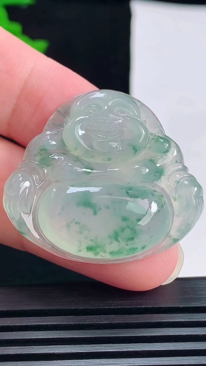 天然A货翡翠种飘花佛公吊坠，尺寸31-35-6.8 重量:10.87g
6月19日