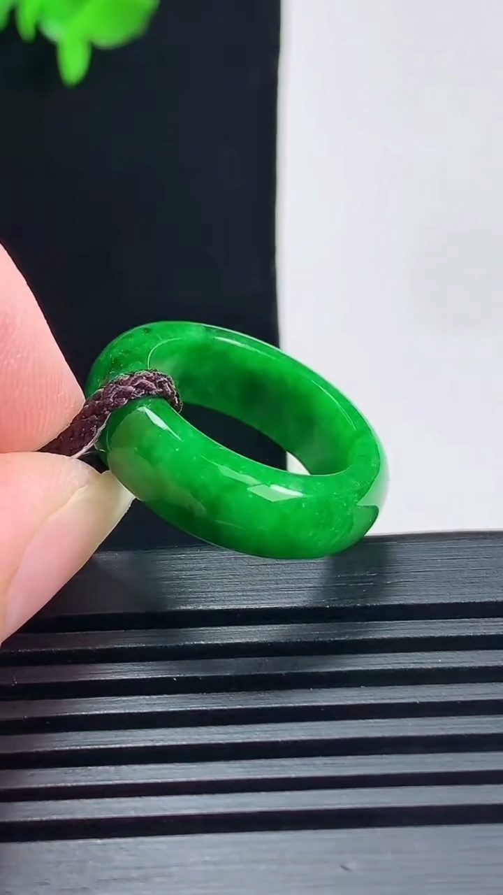 天然A货翡翠玉指环 戒指，尺寸17-6.6-3.5 重量:4.49g2026年6月19日
工厂直销收藏佳品,种好水足，色泽均匀，有种有色，上手高大气！