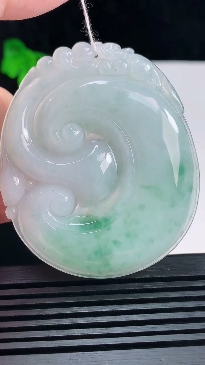 天然A货翡翠飘花如意吊坠，尺寸55.8-47-5.6 重量:26.23g
6月19日