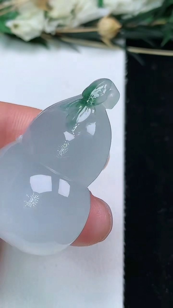 天然A货翡翠葫芦吊坠，尺寸38.5-26.3-13.3，重量:19.36g
6月19日