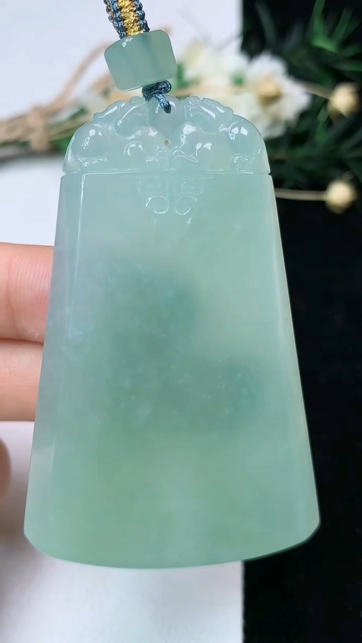天然A货翡翠仿古无事牌吊坠，尺寸59.5-38.9-5.2，重量:30.55g
6月20日
